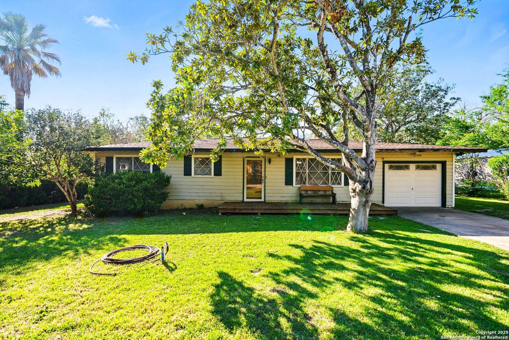 Floresville, TX 78114,1508 E St.