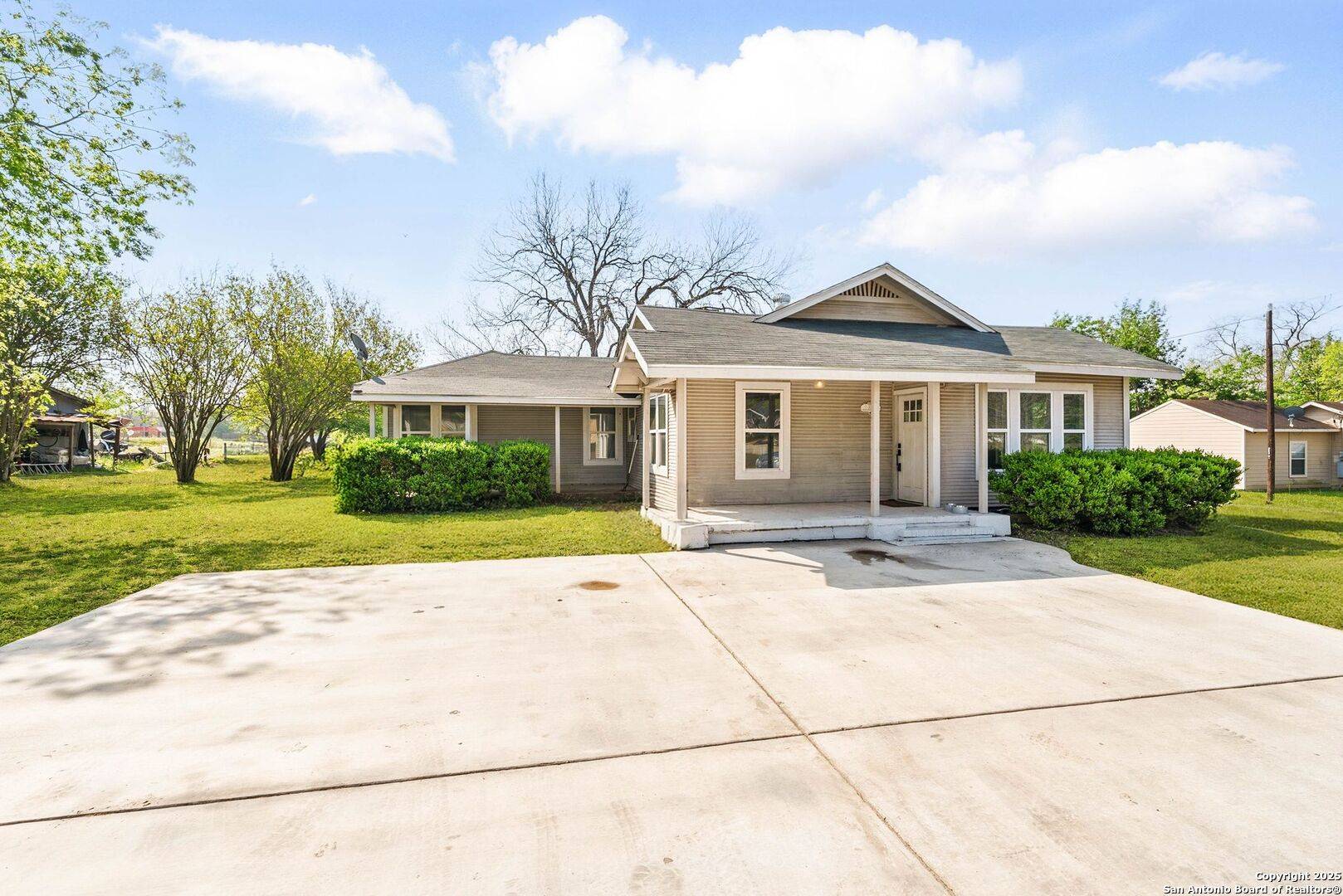 Stockdale, TX 78160,104 Persons St