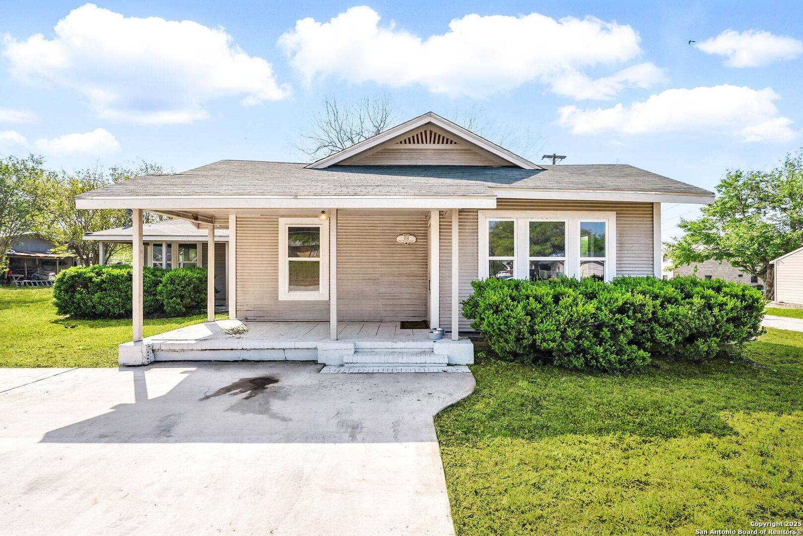 Stockdale, TX 78160,104 Persons St