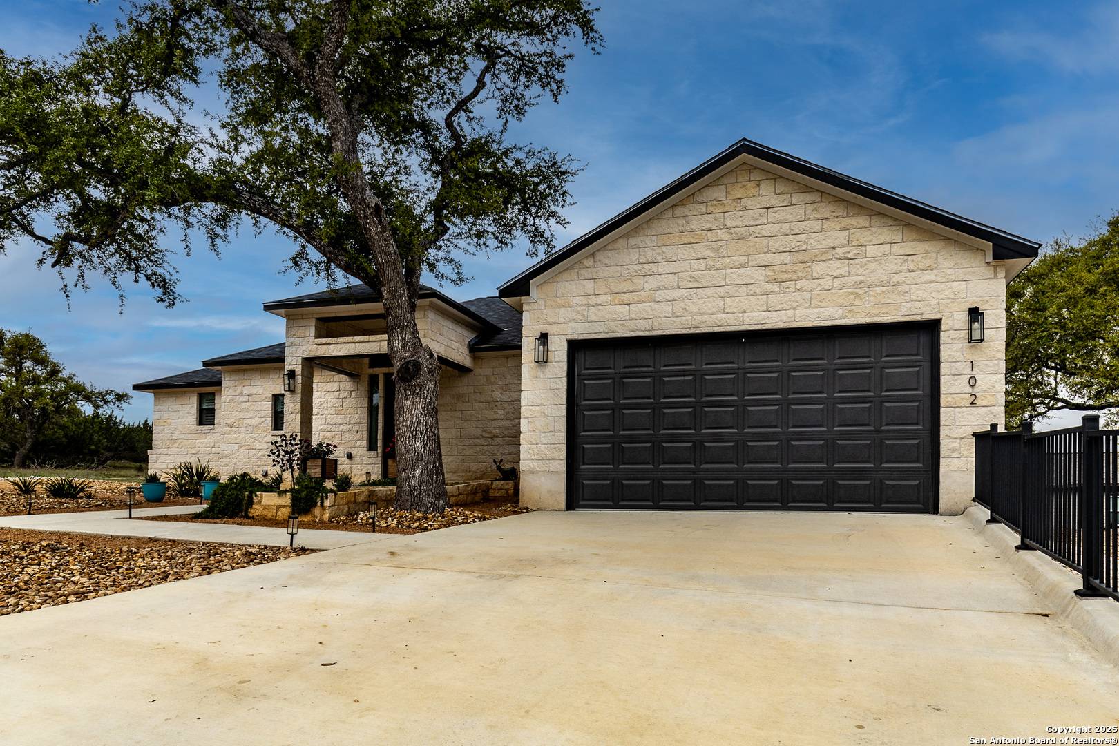 Blanco, TX 78606,102 Eli Seal