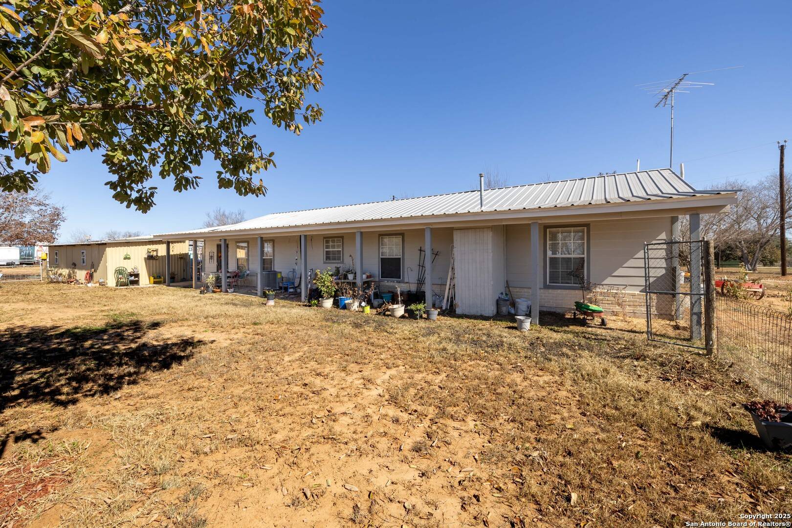 Devine, TX 78016,944 County Road 769