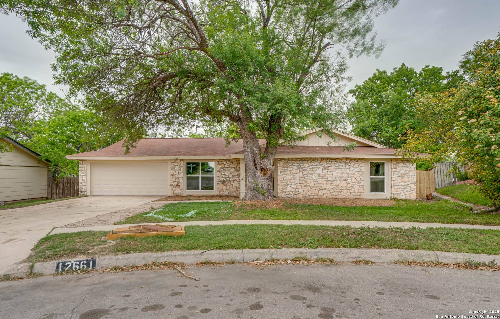 Live Oak, TX 78233,12661 King Oaks
