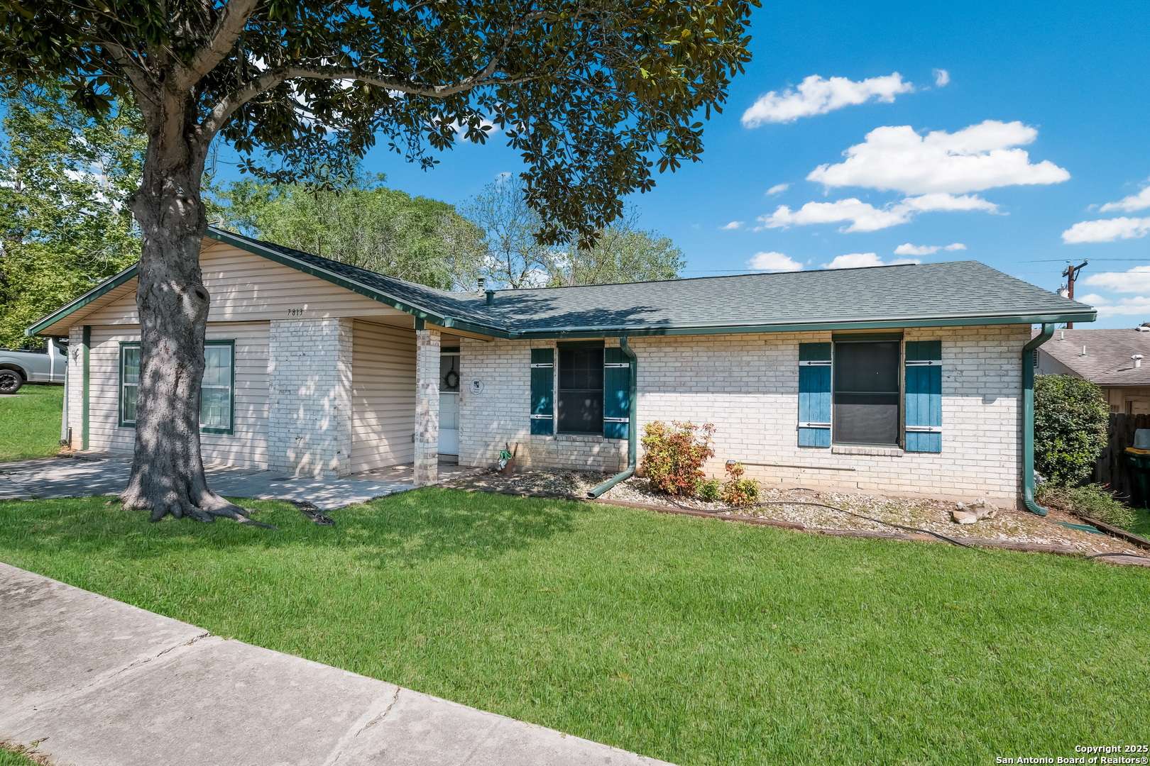 Live Oak, TX 78233,7813 Hollow Oak