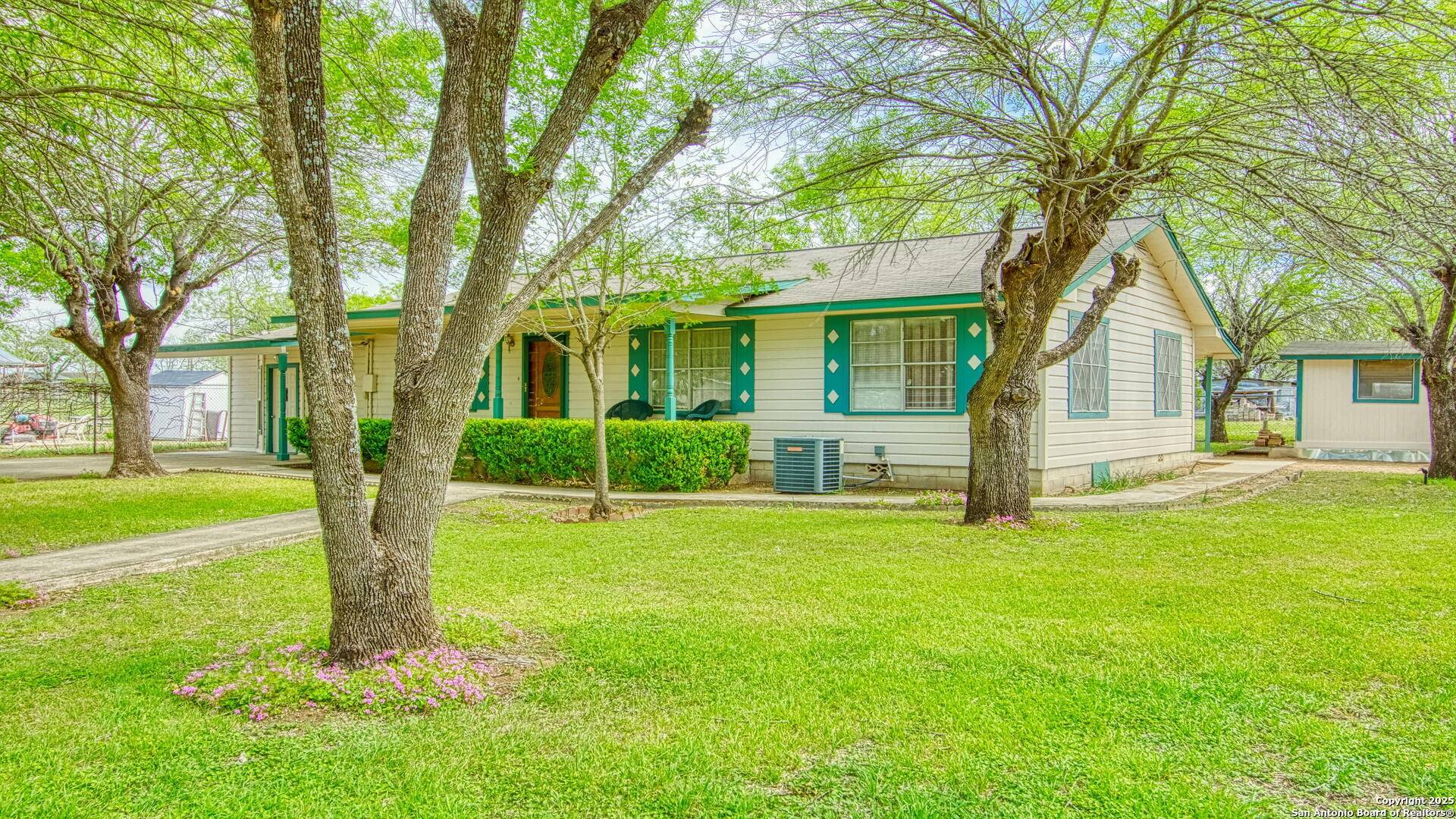Floresville, TX 78114,1216 Plum