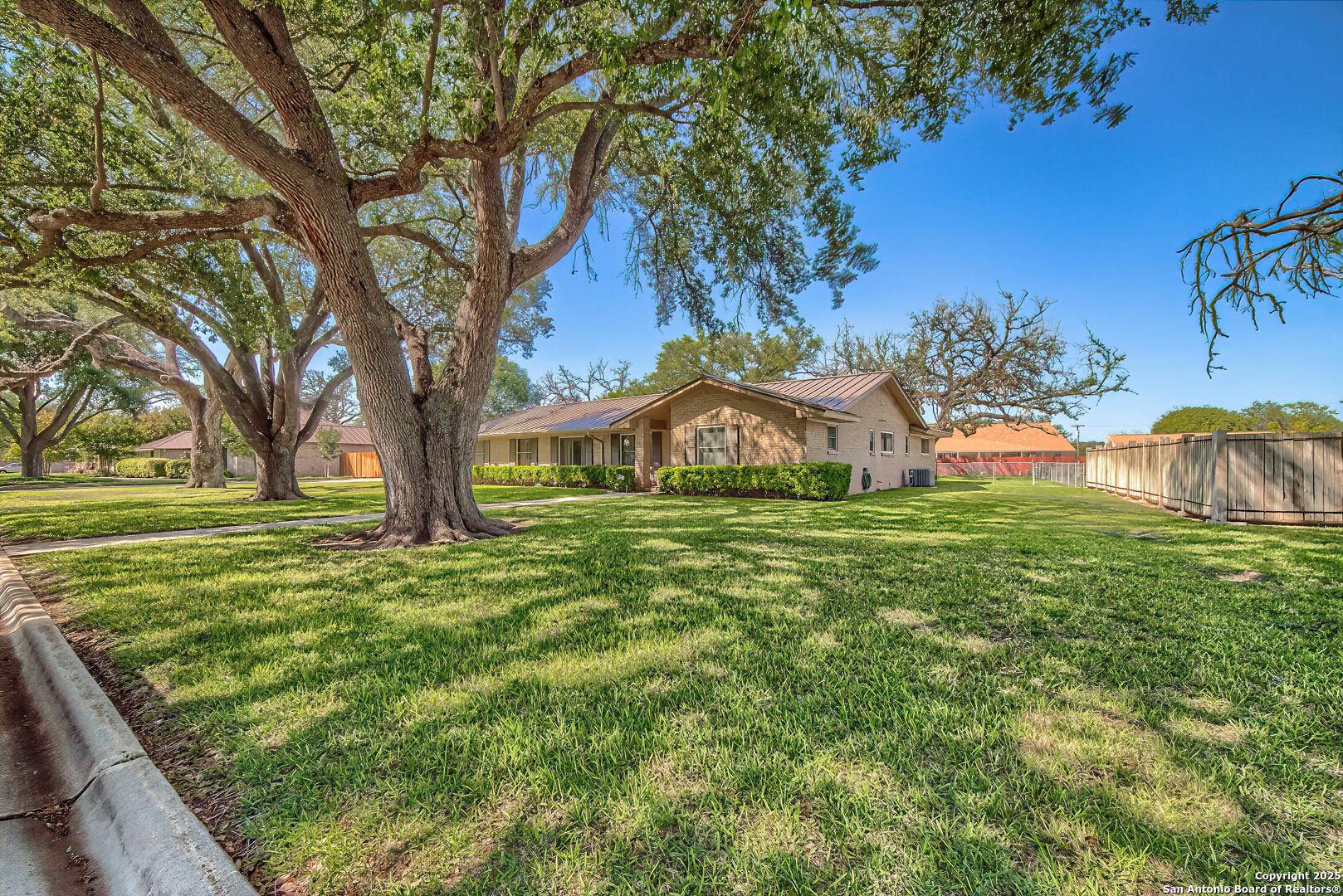 Hondo, TX 78861,1206 Acorn