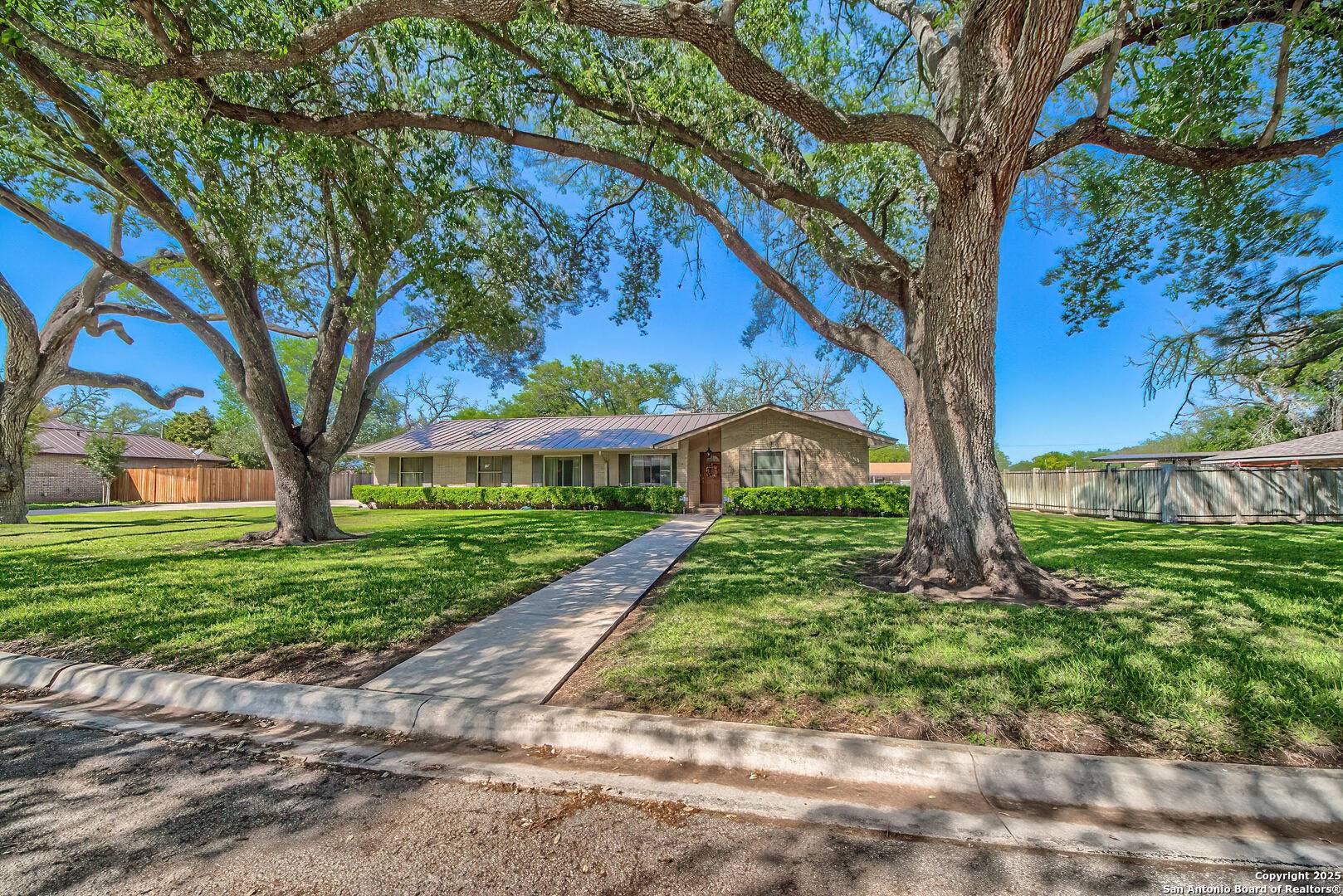Hondo, TX 78861,1206 Acorn