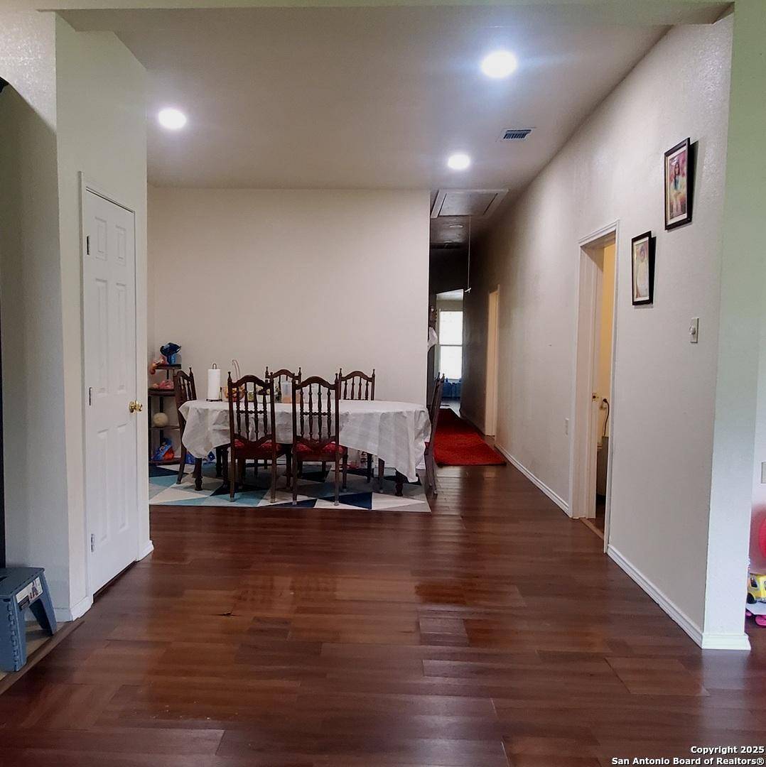 Pearsall, TX 78061,1121 Oak