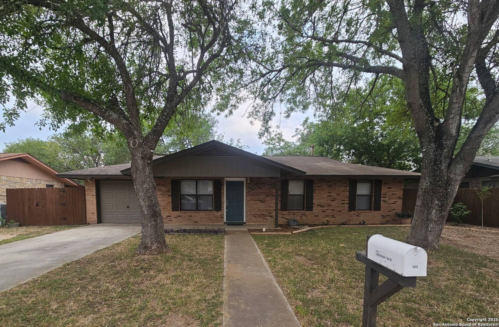 Floresville, TX 78114,1410 longbranch