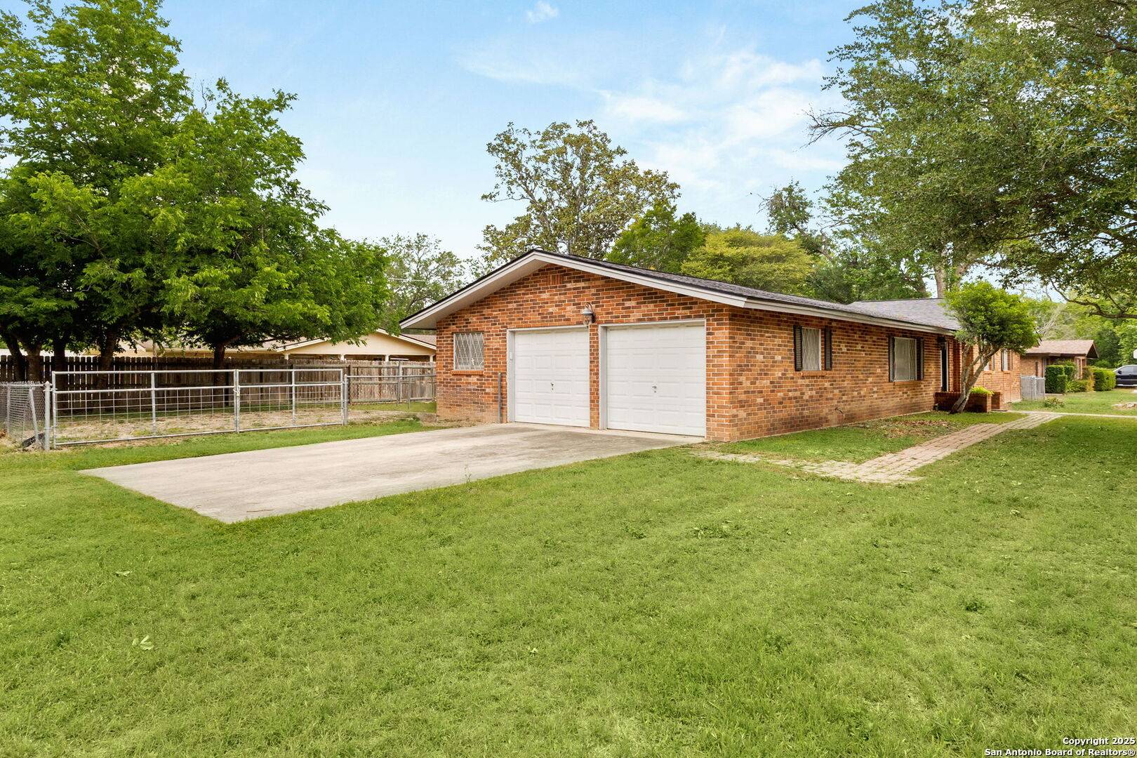 Seguin, TX 78155,114 Nueces