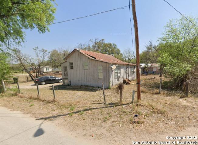 Devine, TX 78016,812 Flores