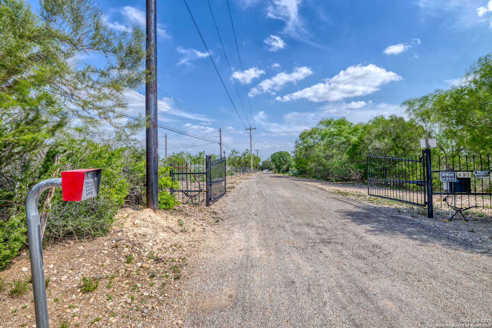 Uvalde, TX 78801,433 Mills Ln