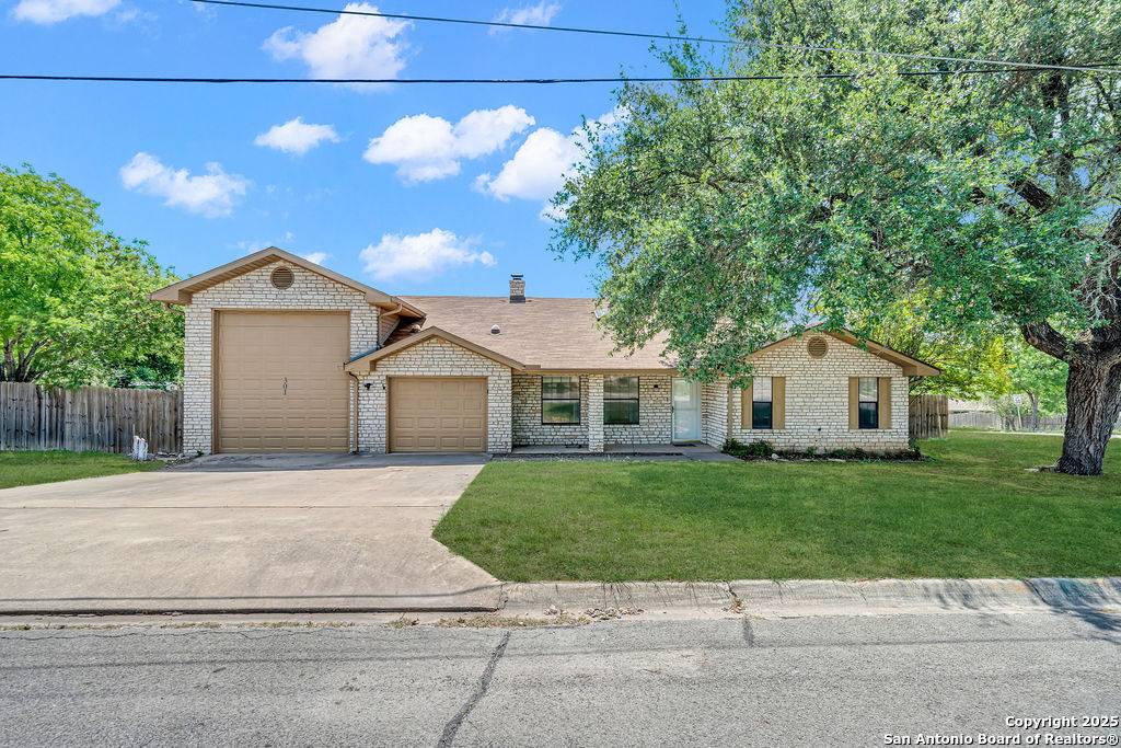 Ingram, TX 78025,301 Red Oak