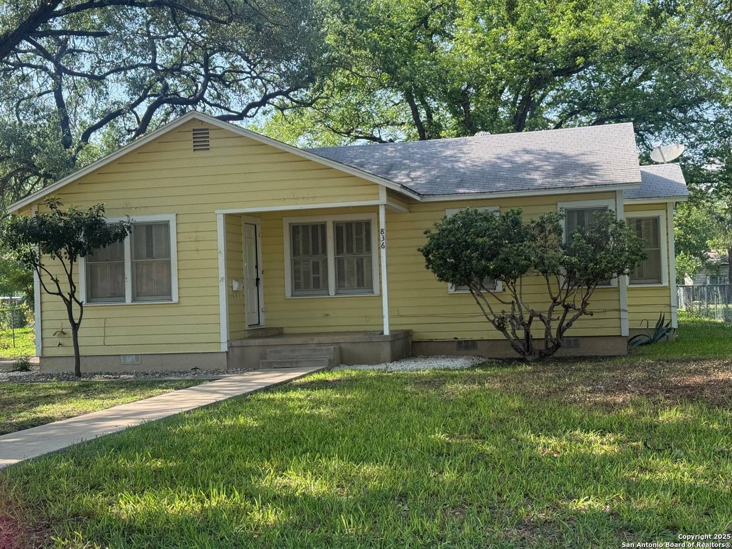 Uvalde, TX 78801,836 Laurel