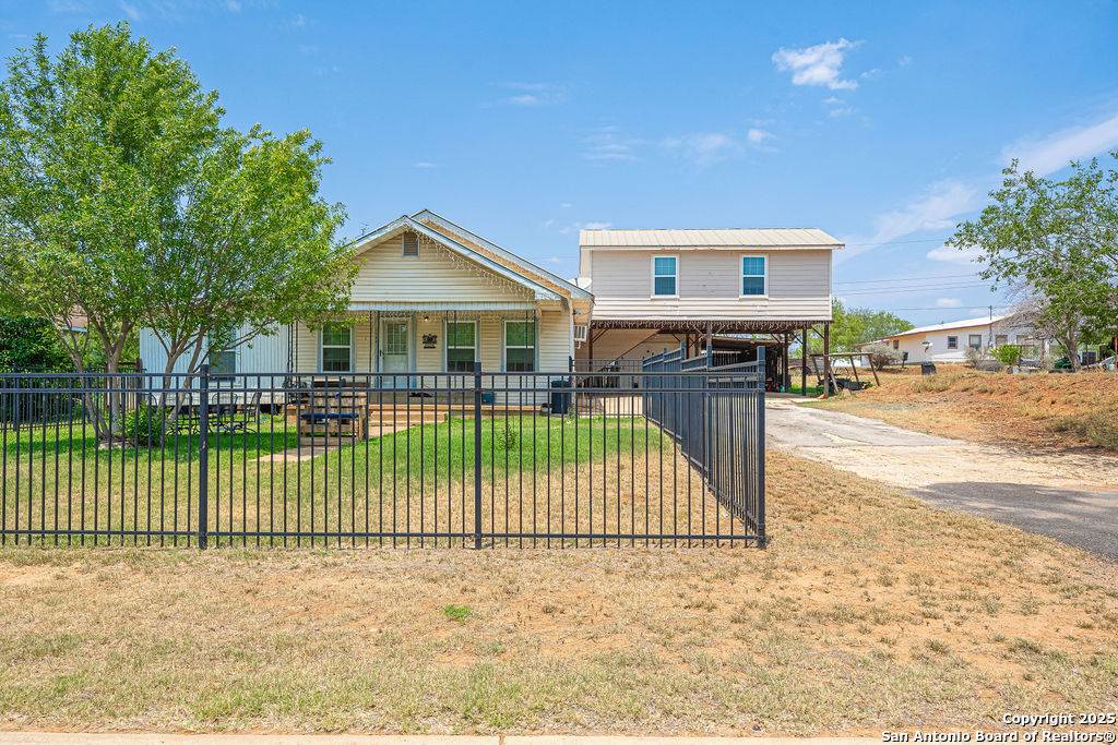 Cotulla, TX 78014,1004 Leona