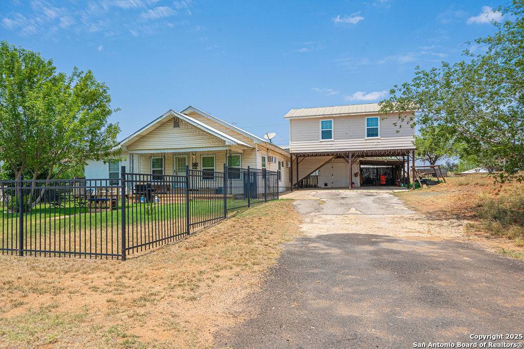 Cotulla, TX 78014,1004 Leona