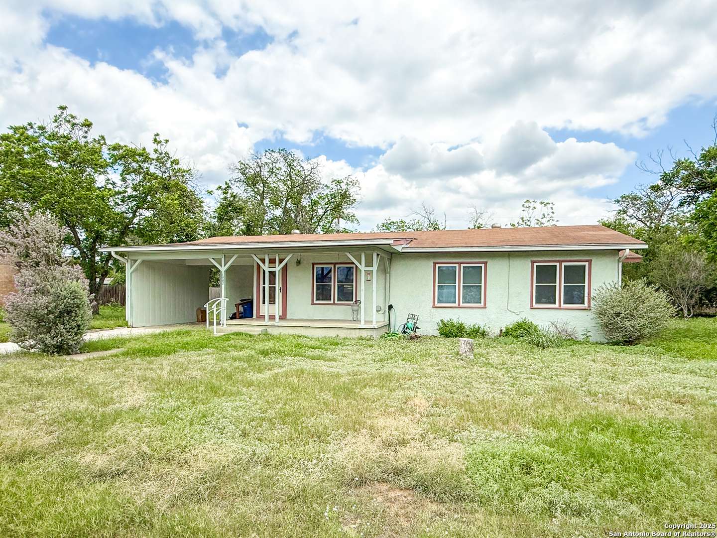 Devine, TX 78016,1002 Dove