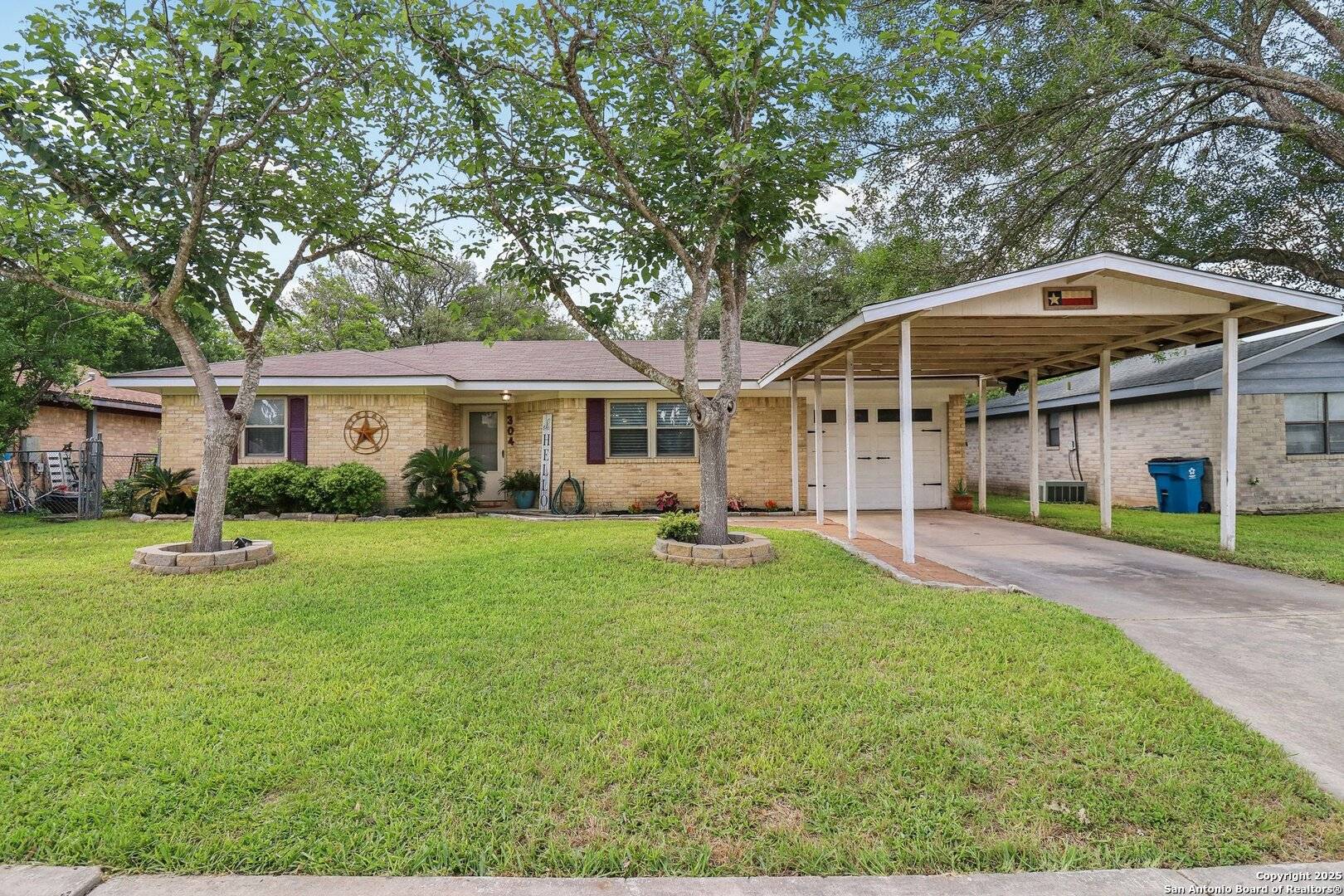 Marion, TX 78124,304 SunFlower Dr