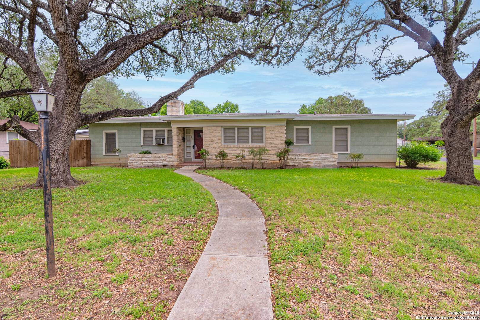 Seguin, TX 78155,451 Burges