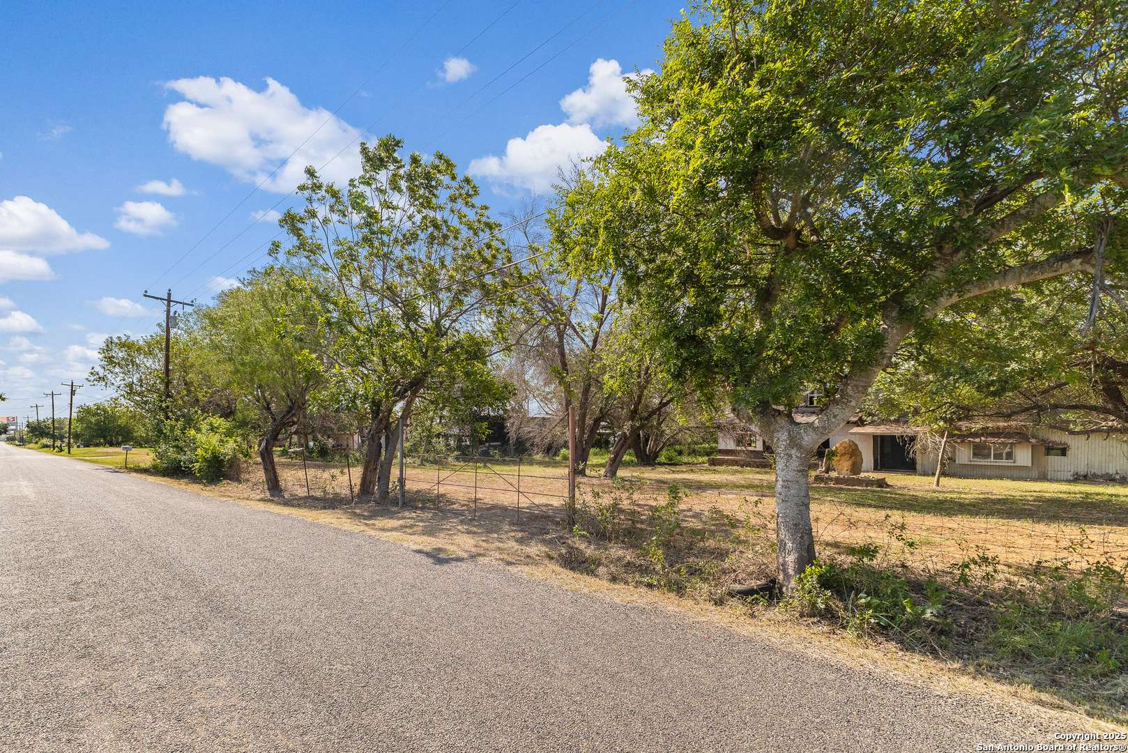 Devine, TX 78016,601 County Road 6610