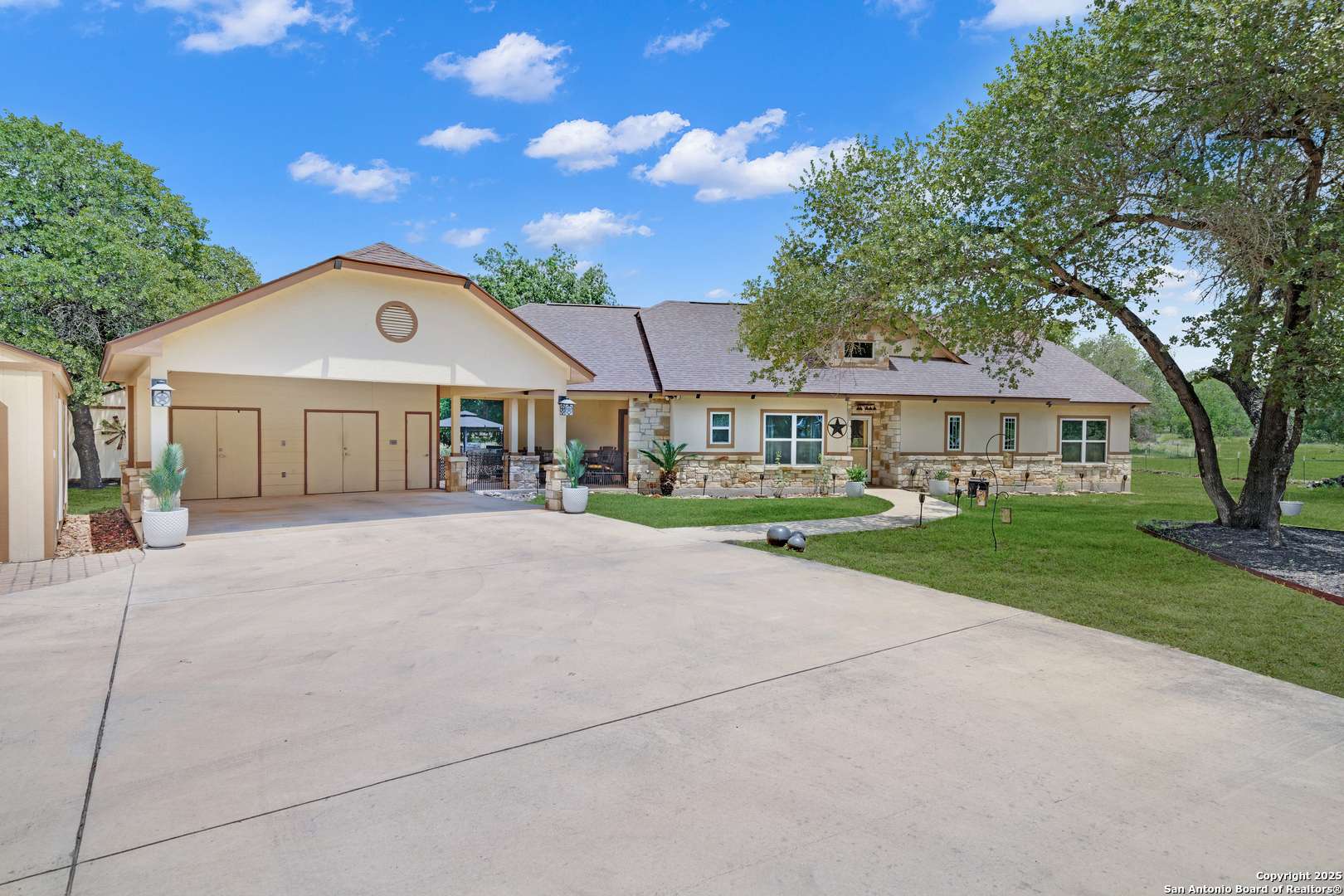 Natalia, TX 78059,221 County Road 6874
