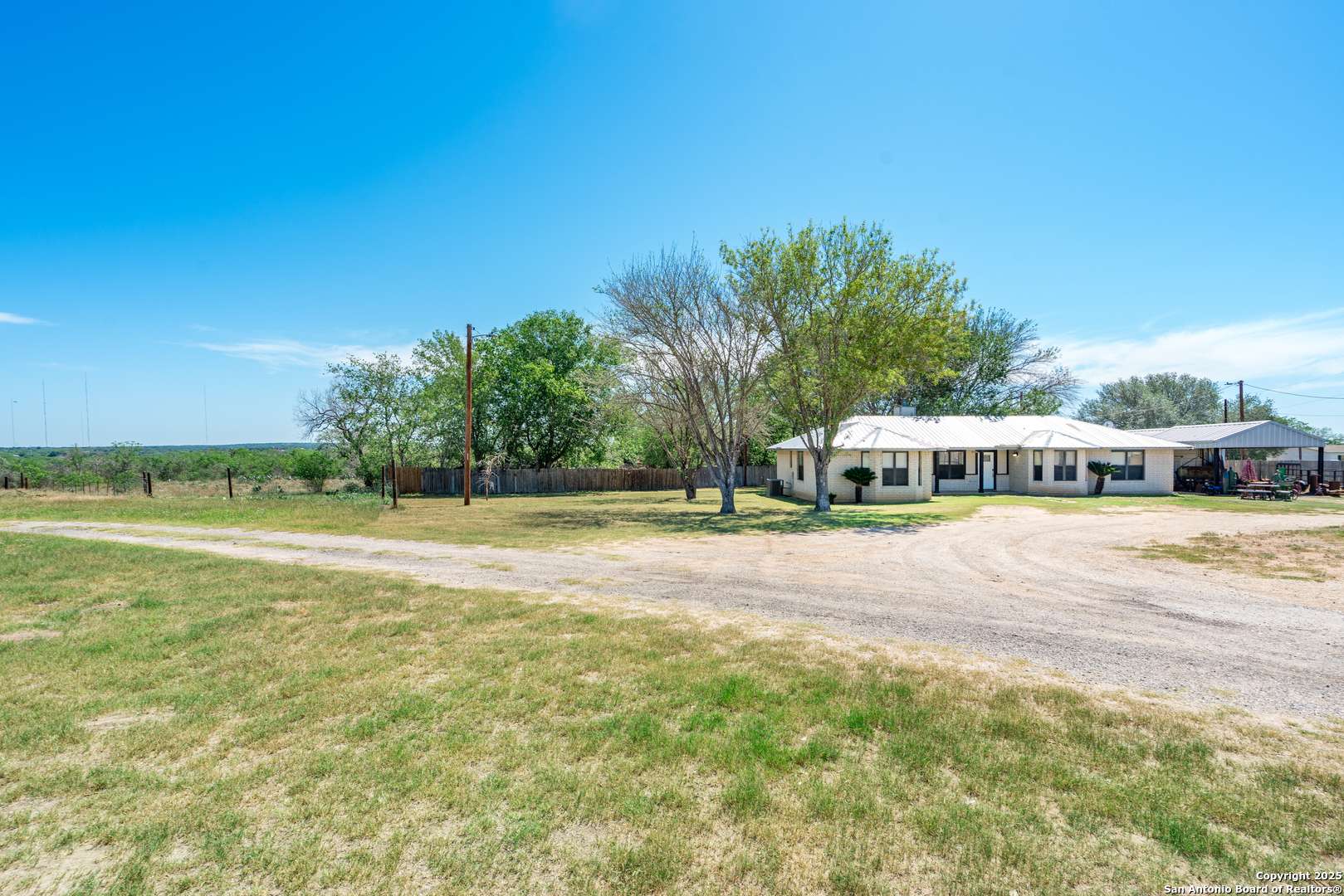 Floresville, TX 78114,8013 County Road 128