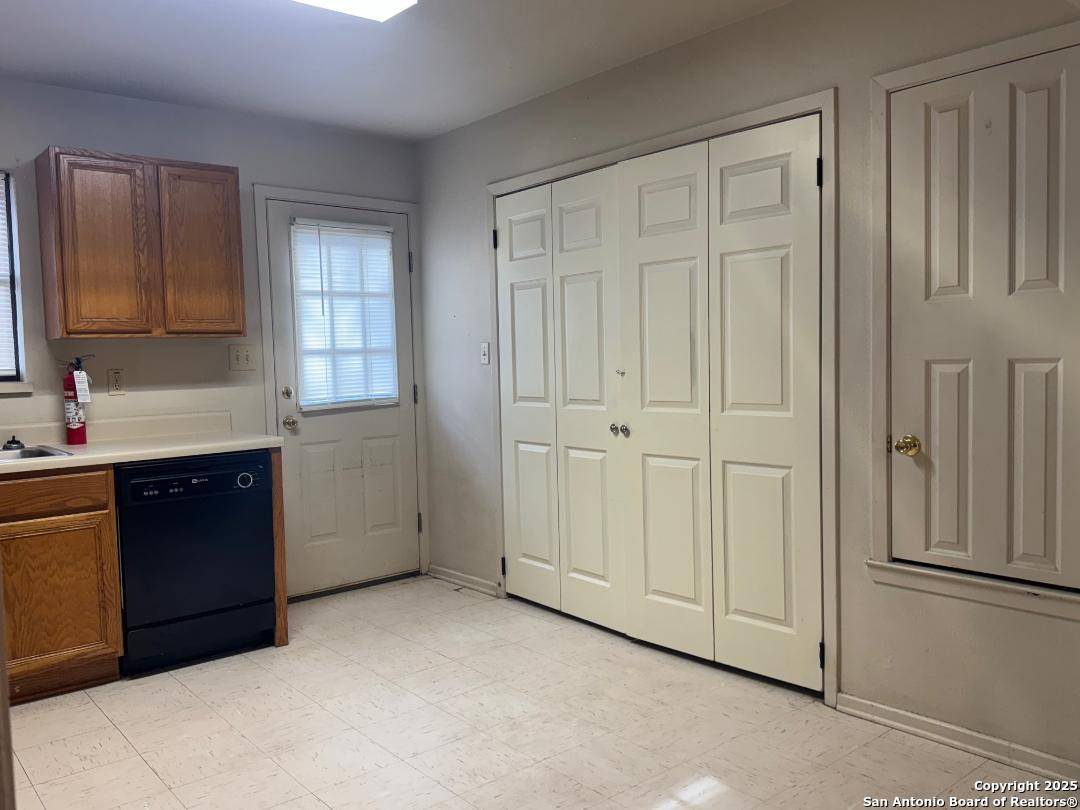 Pleasanton, TX 78064,823 Dallas UNIT B