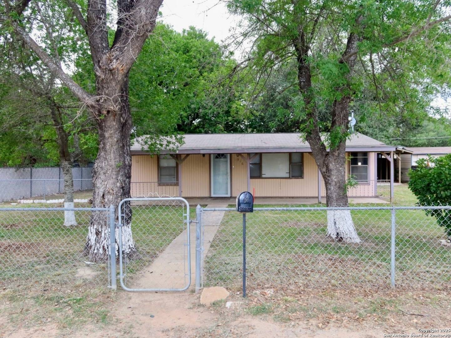 Devine, TX 78016,316 W COLONIAL PKWY