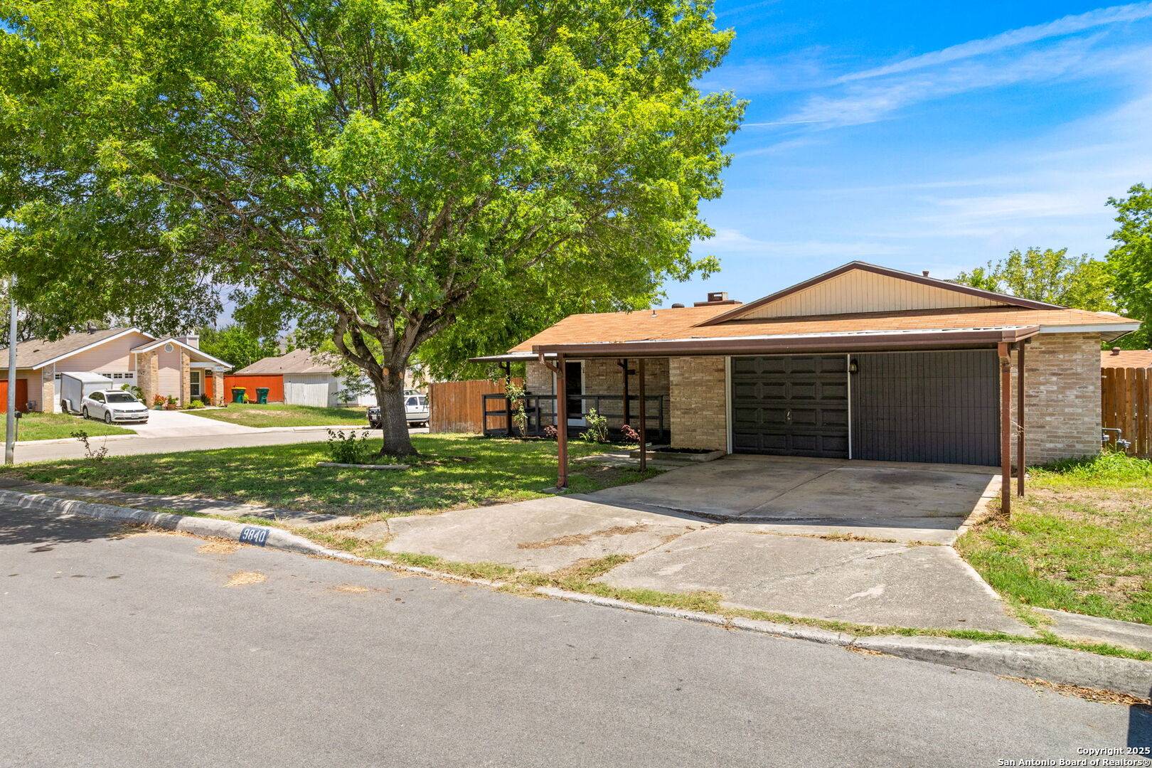 Converse, TX 78109,9840 Meadow Hill