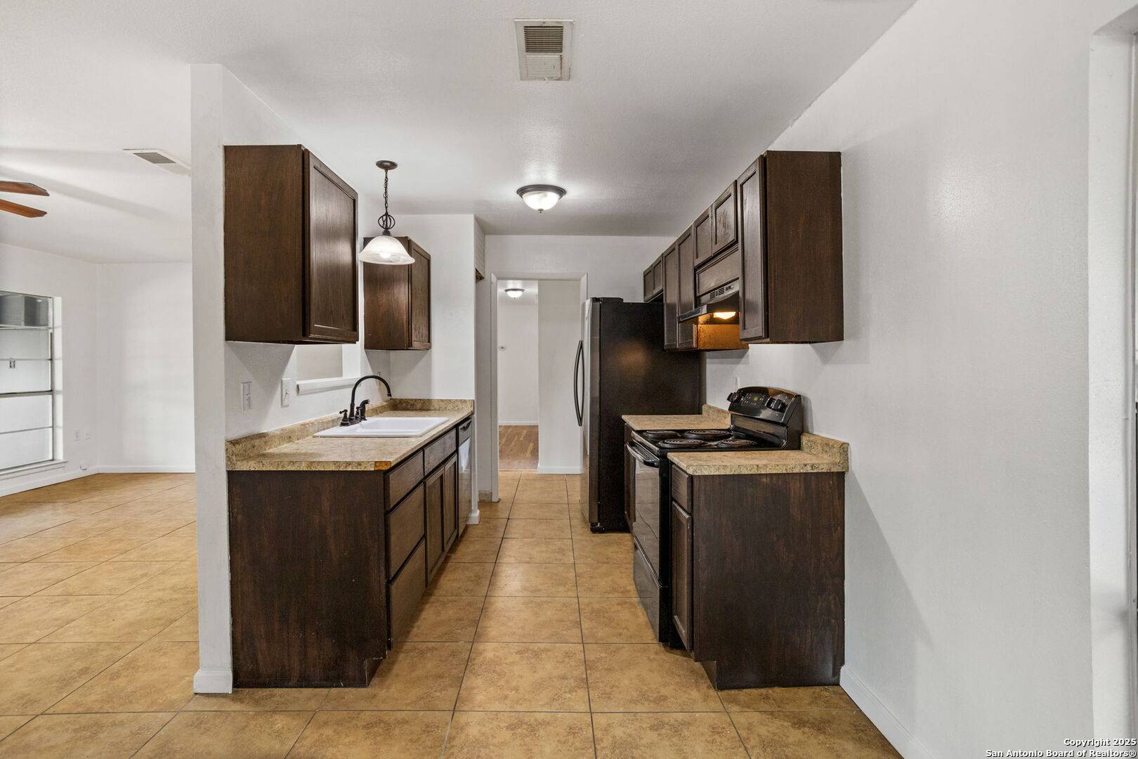Converse, TX 78109,9840 Meadow Hill