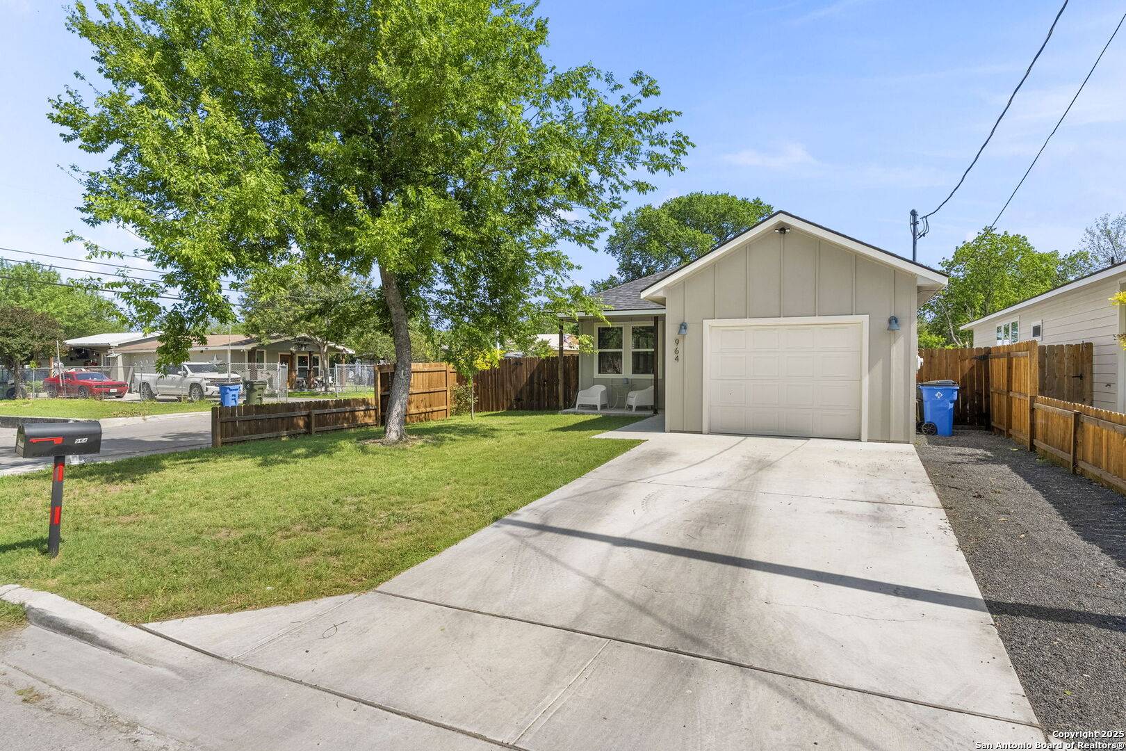 Seguin, TX 78155,964 Allende St