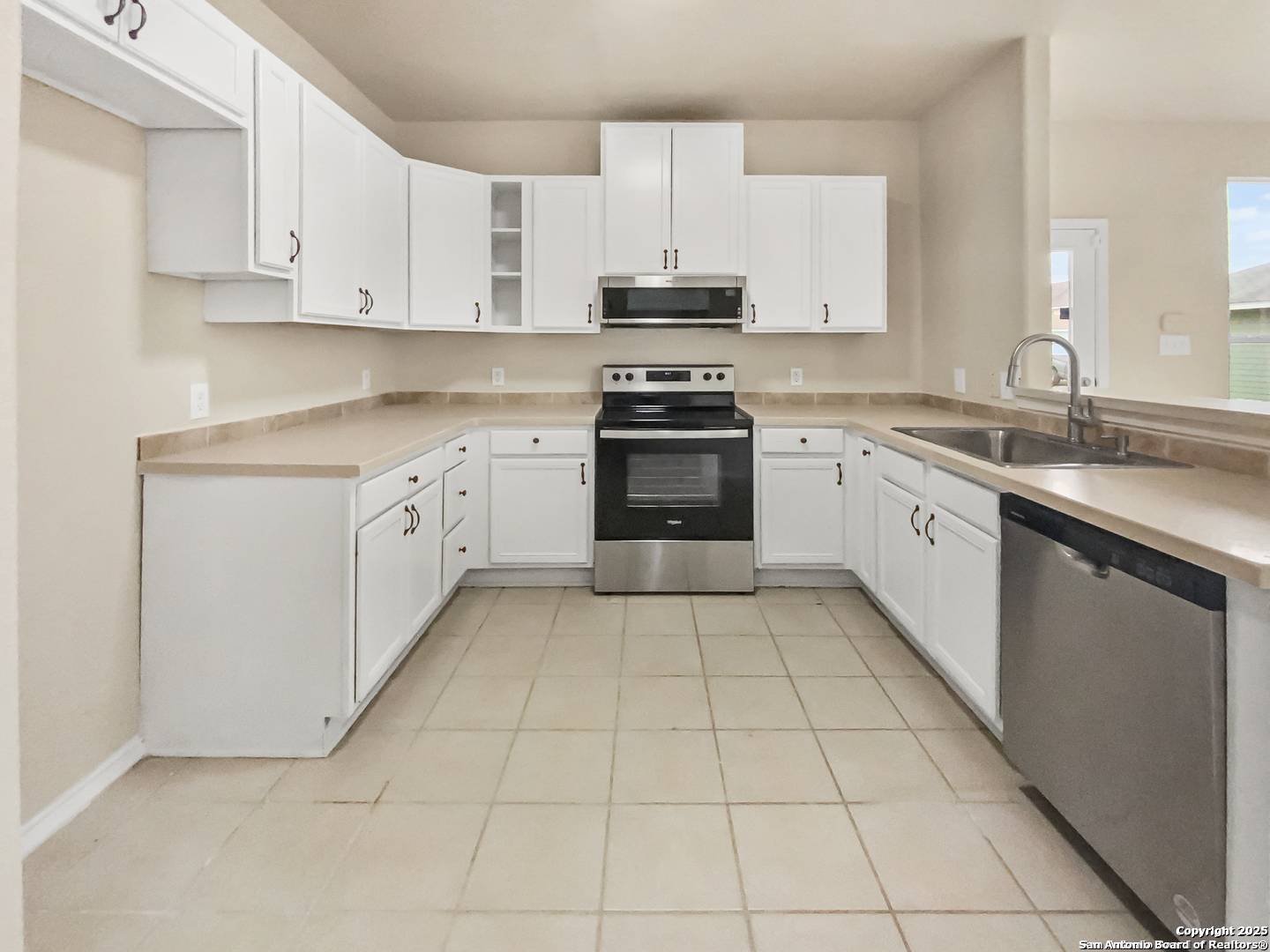 Floresville, TX 78114,121 Lark Hill