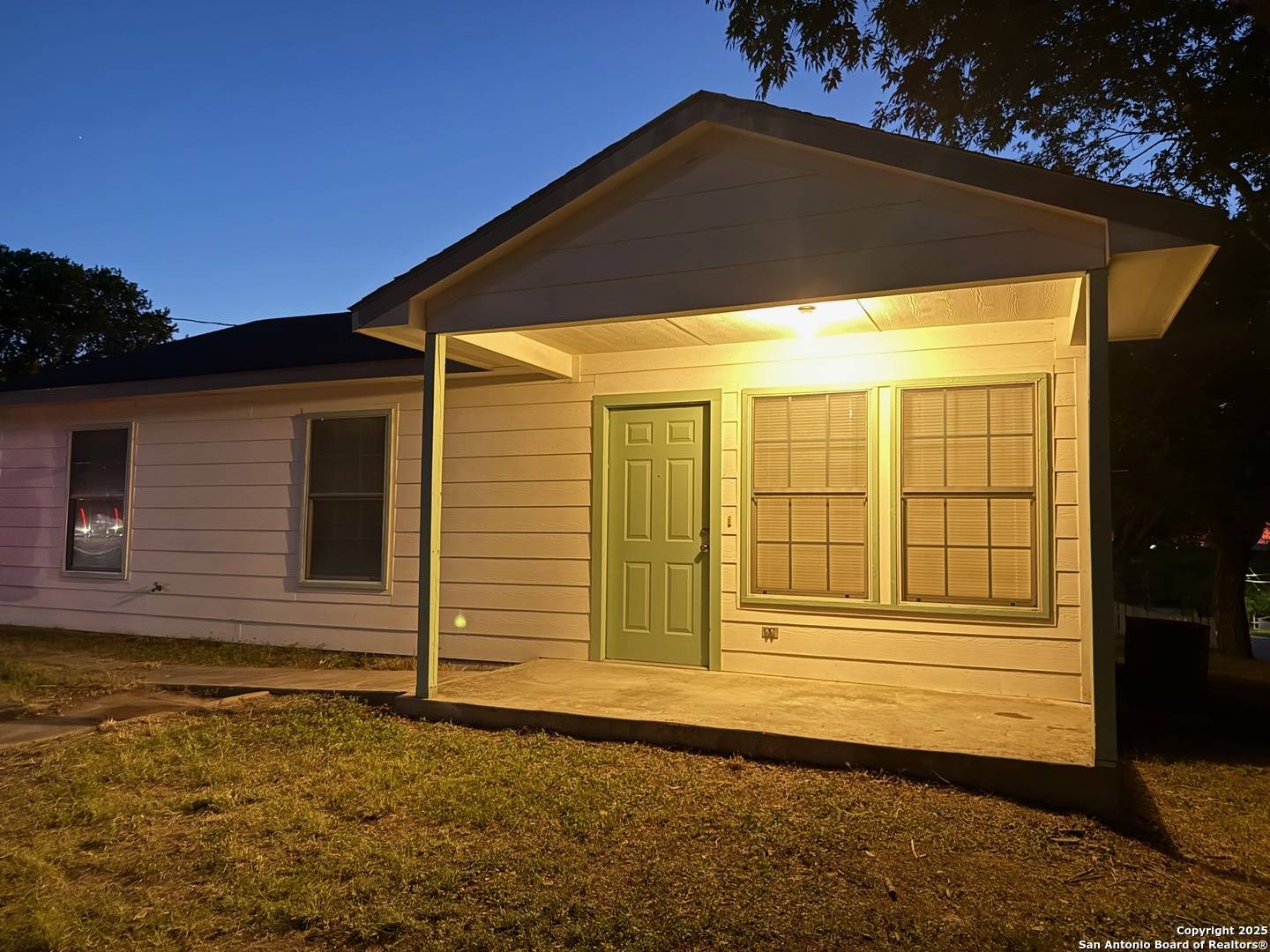 Kenedy, TX 78119,902 Saint Mary