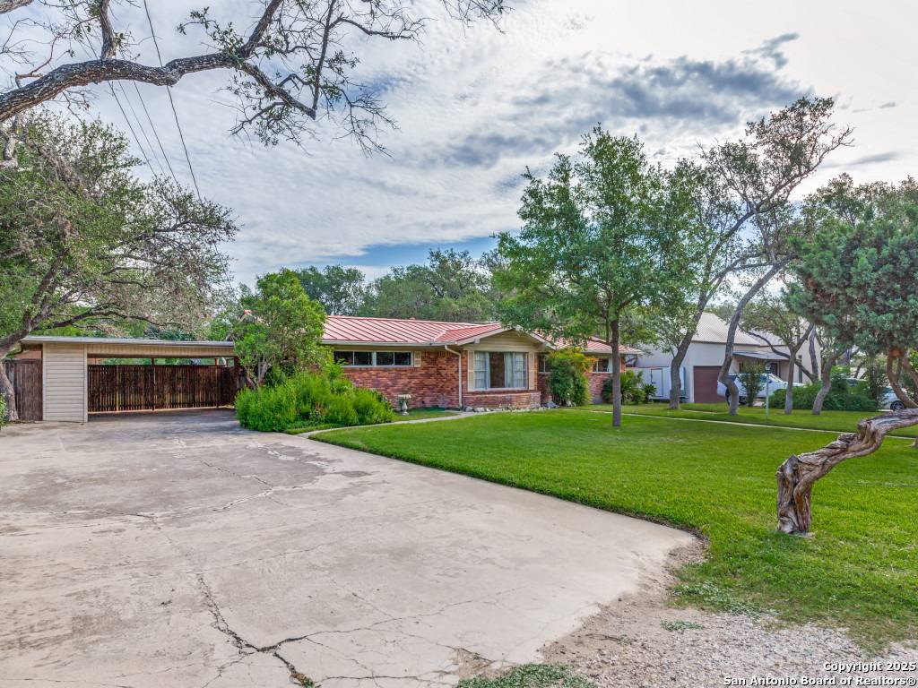 Hollywood Park, TX 78232,355 Donella
