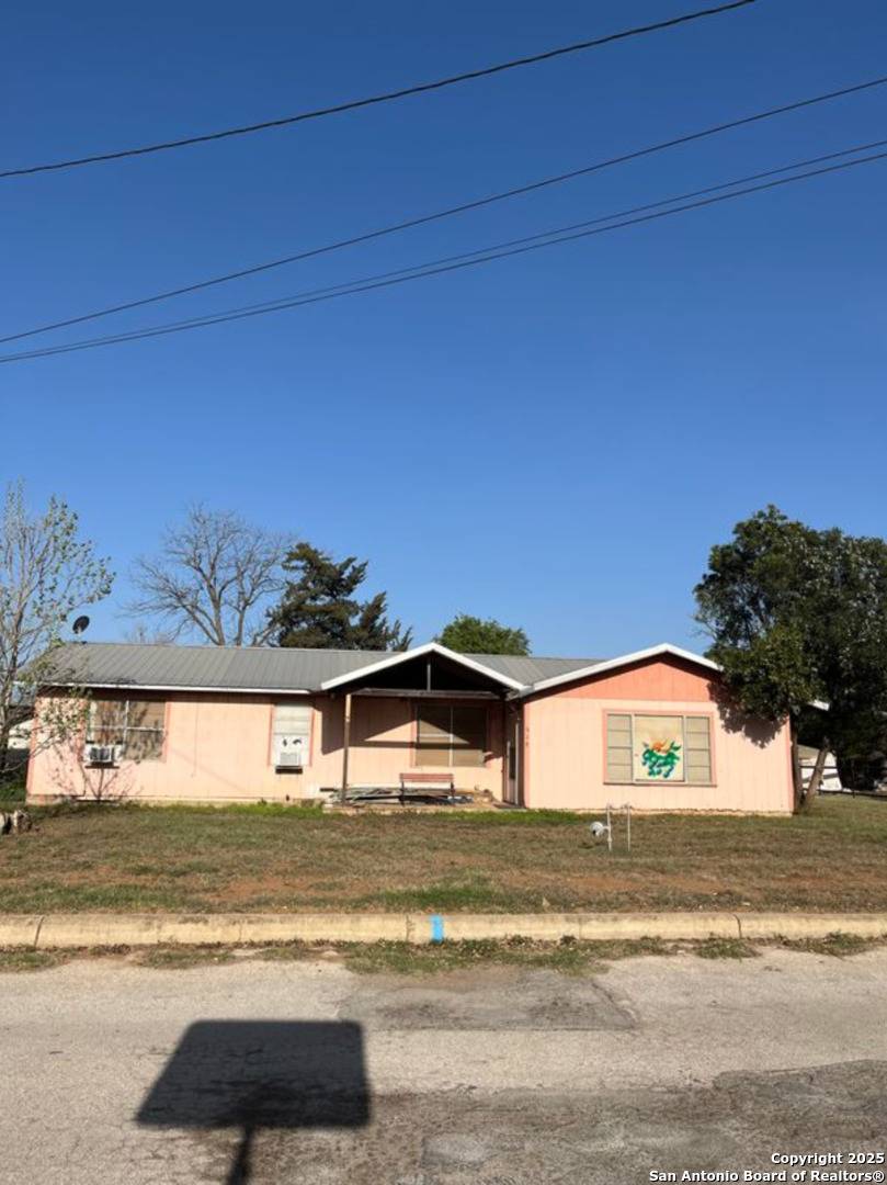Pearsall, TX 78061,519 Apple