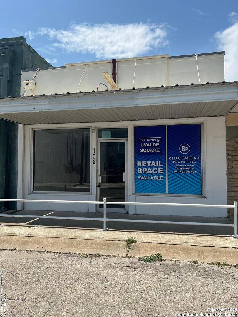 Uvalde, TX 78801,102 Roberts