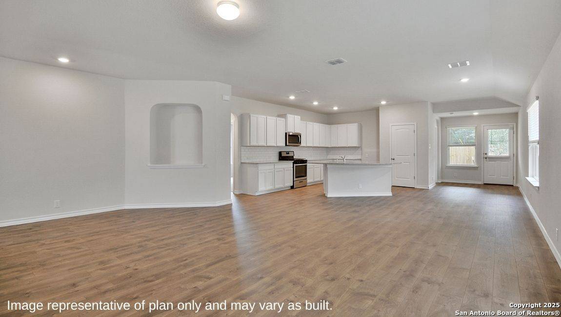 Cibolo, TX 78108,639 Sumpter Banks