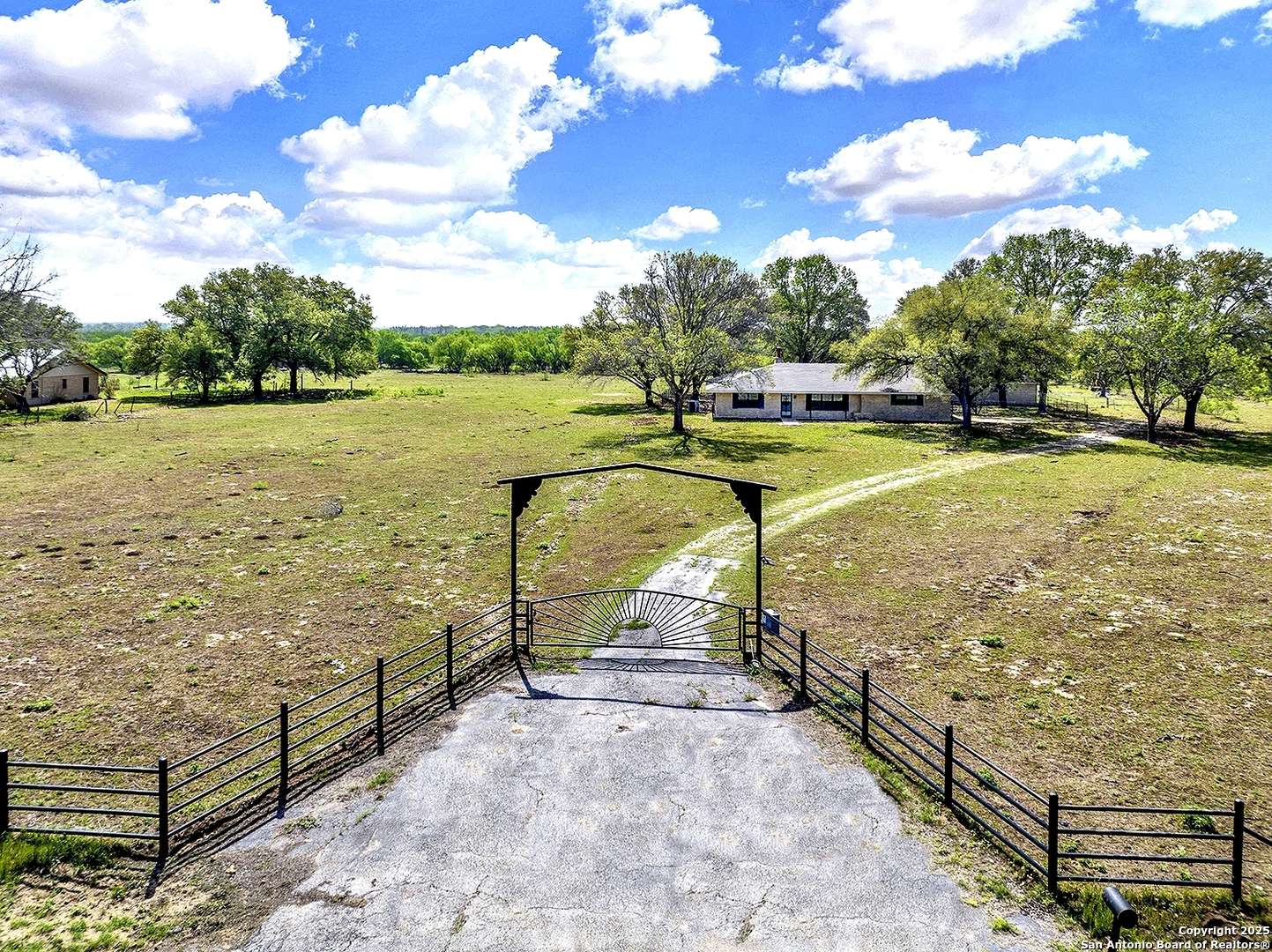 La Vernia, TX 78121,1212 County Road 337