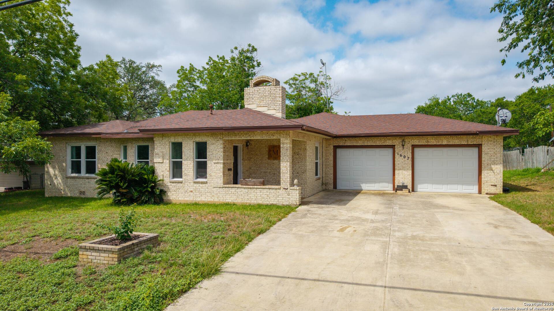 Floresville, TX 78114,1607 7th