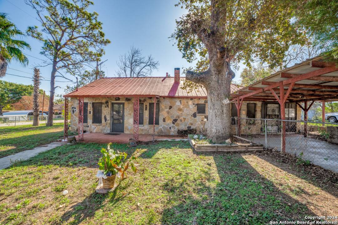 Lytle, TX 78052,15154 Mesquite St