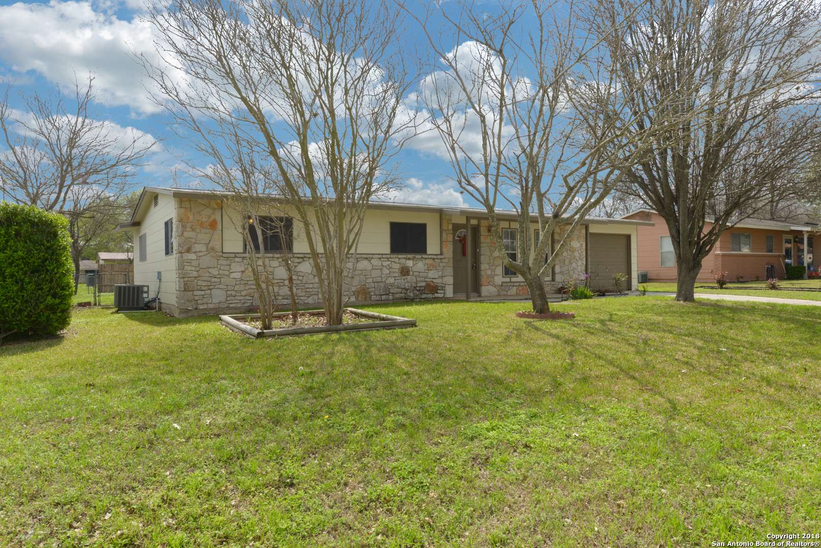Universal City, TX 78148-4119,202 IVY