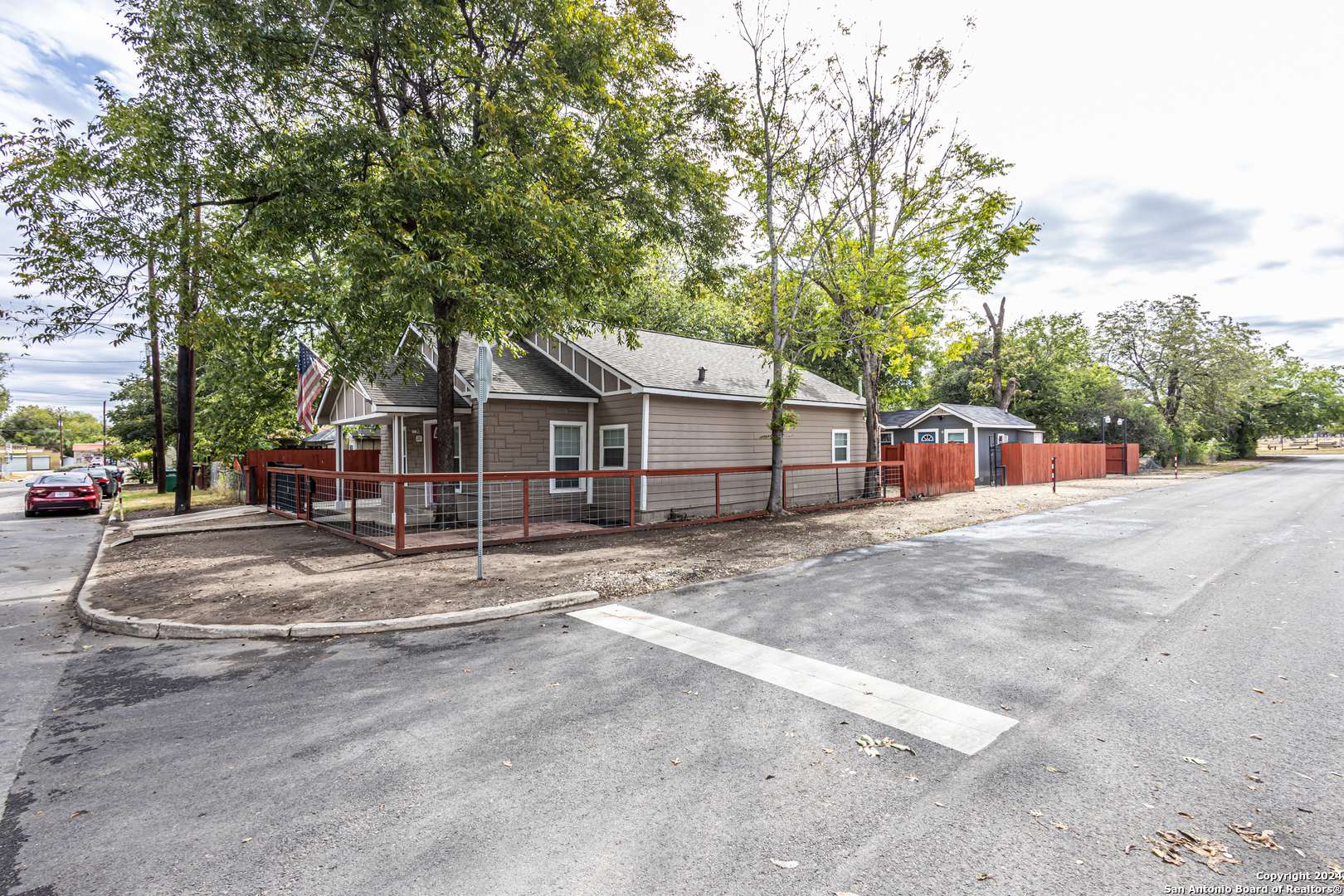 San Antonio, TX 78202-3013,1202 CENTER