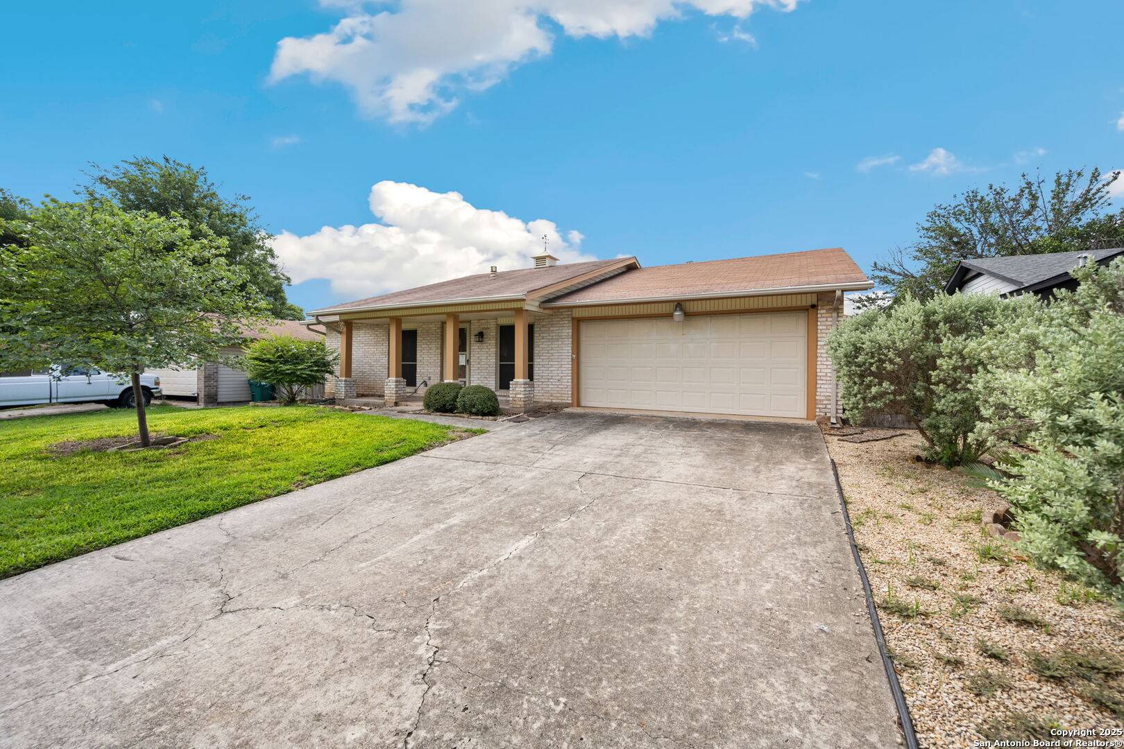 Live Oak, TX 78233,11017 White Sands