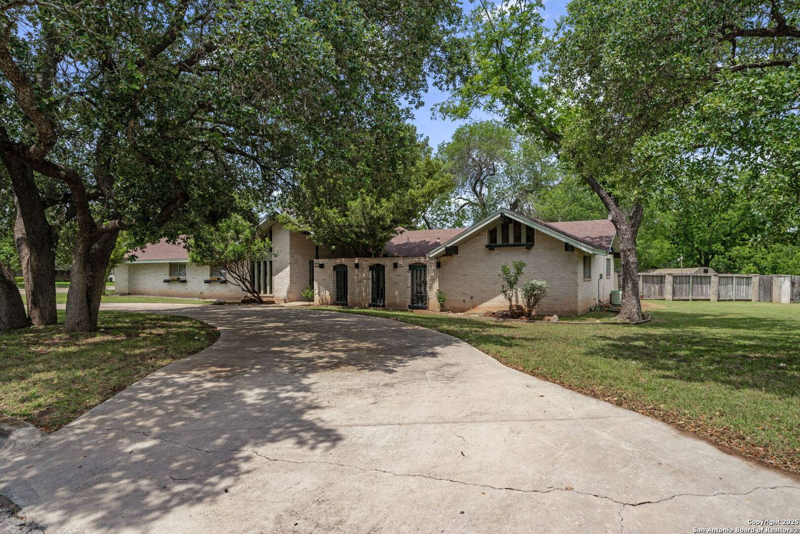 Uvalde, TX 78801,11 El Norte Circle