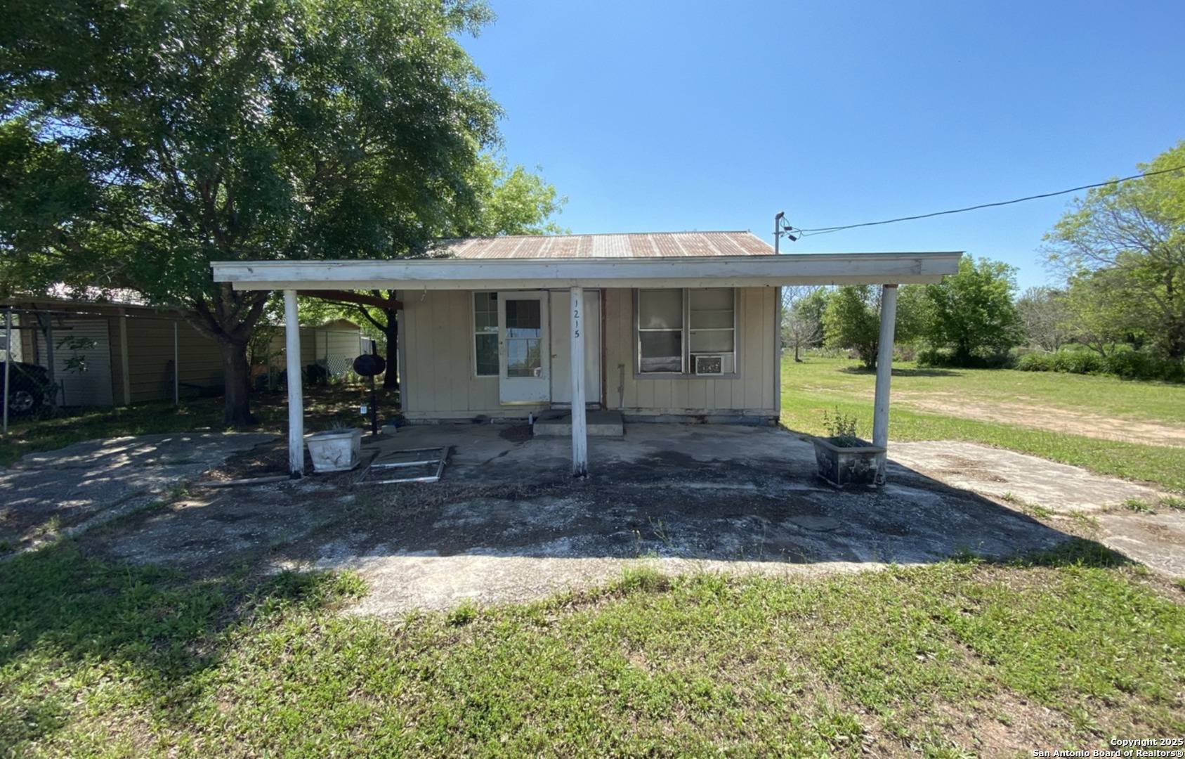 Floresville, TX 78114,1215 Plum