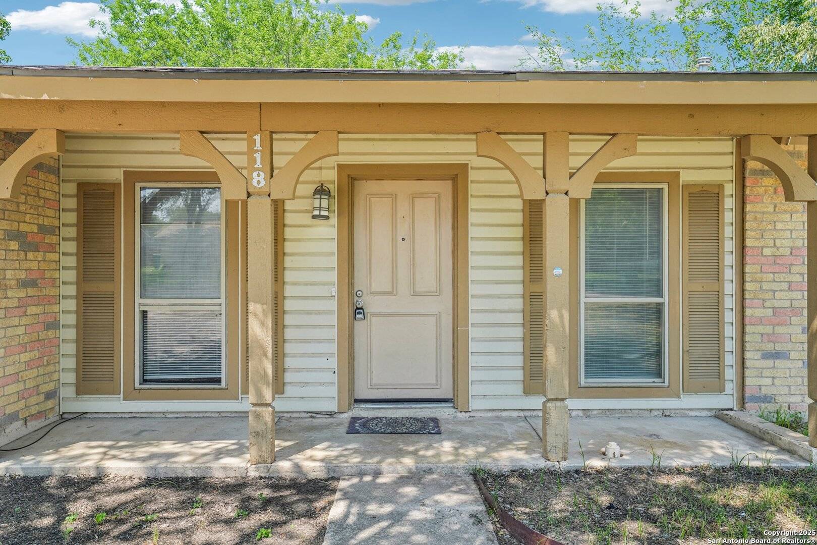 Converse, TX 78109,118 N Meadow St