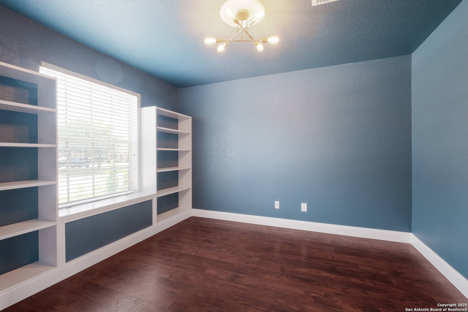 San Antonio, TX 78261,5811 Southern Knoll