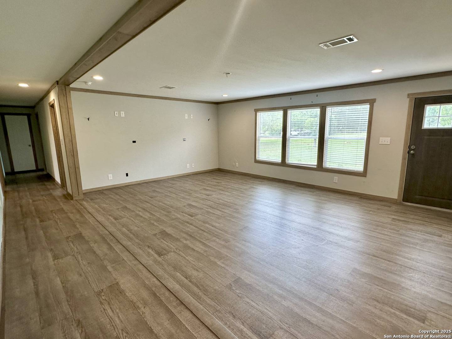 Devine, TX 78016,350 County Road 6752