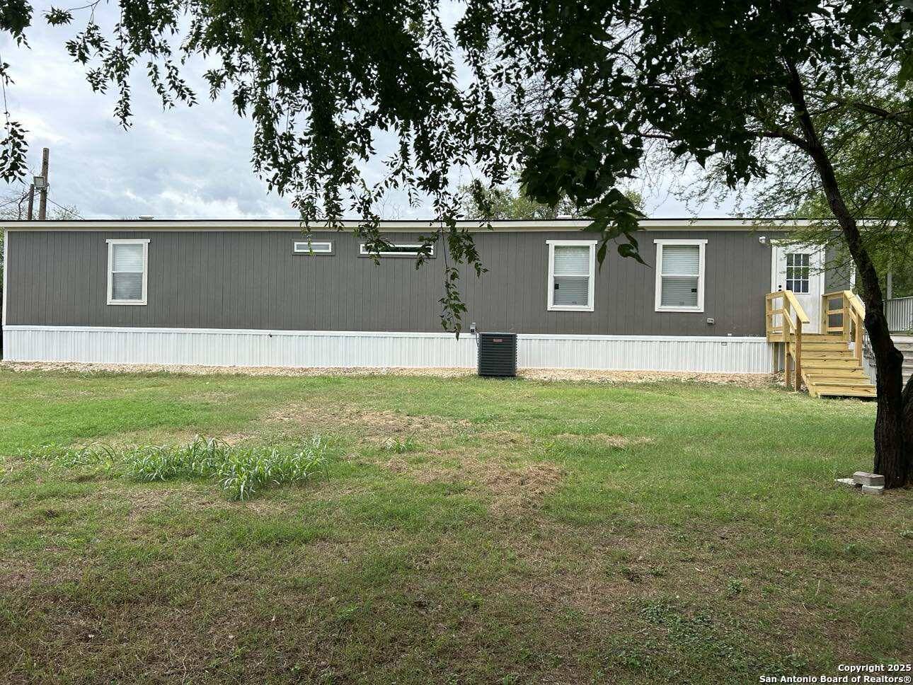 Devine, TX 78016,350 County Road 6752