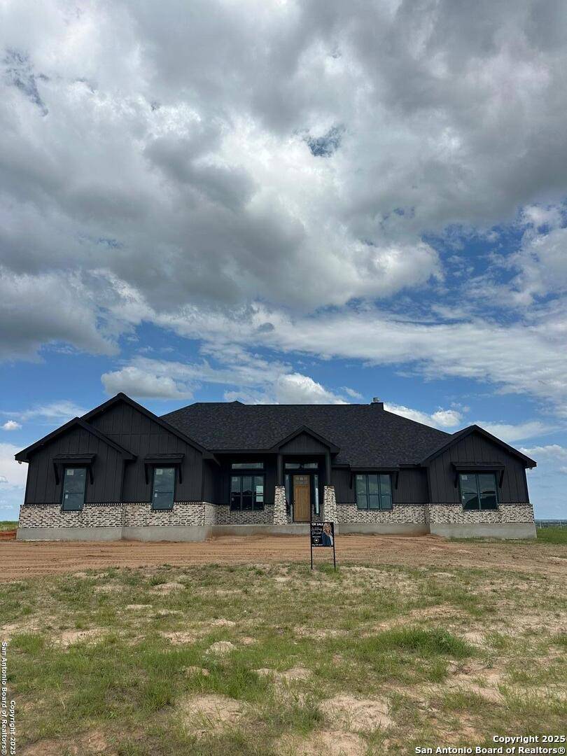 La Vernia, TX 78121,111 Sunset