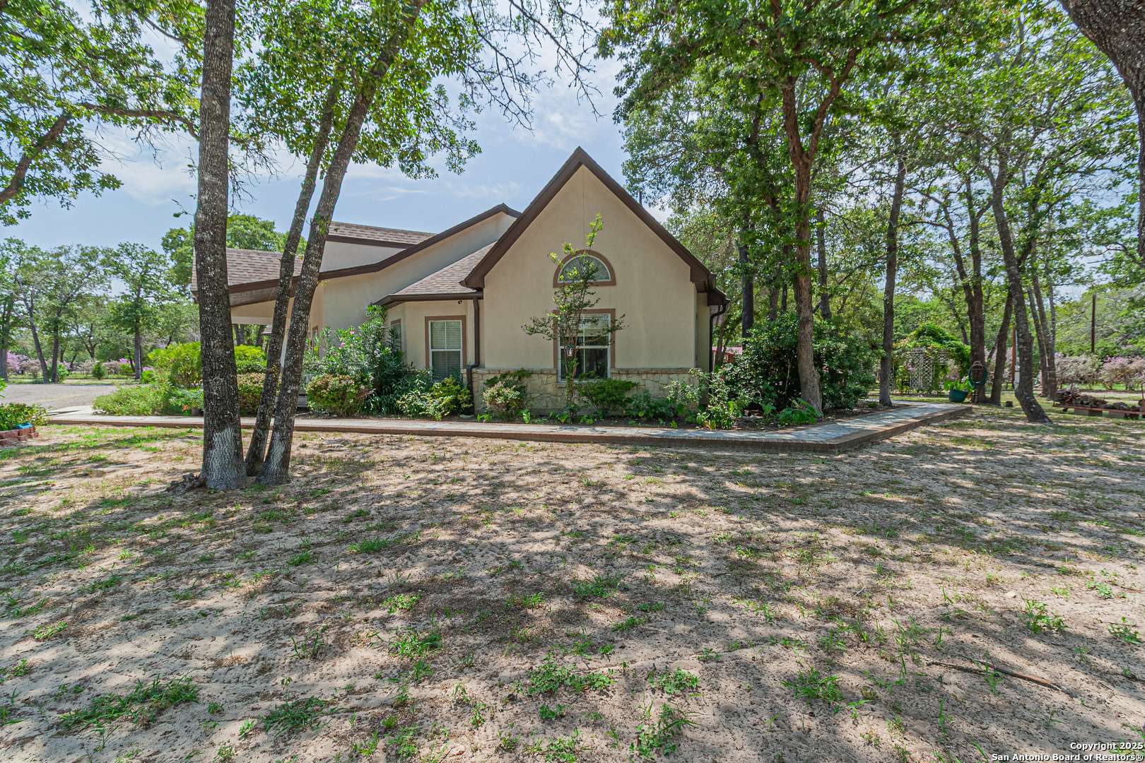 Floresville, TX 78114,323 SHANNON RIDGE DR.